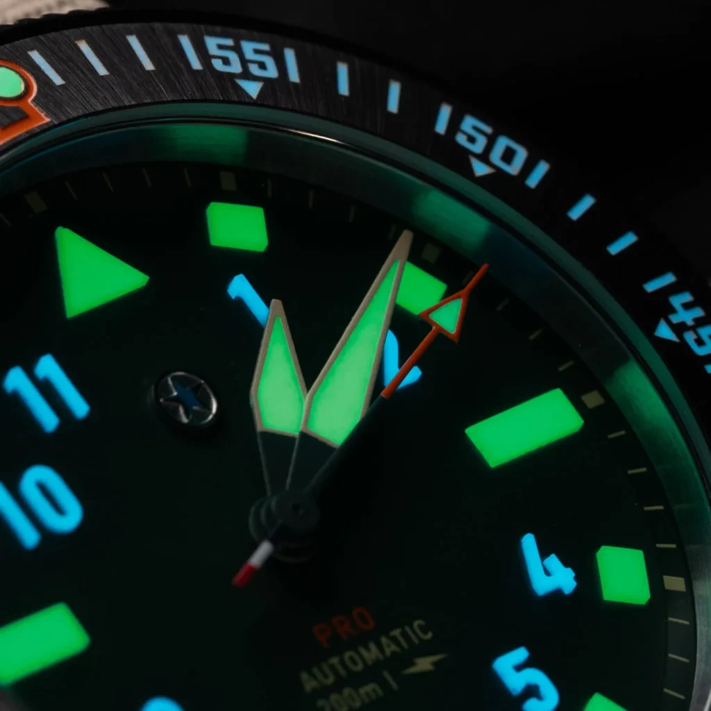 close up of the the jack mason pursuit pro hunter glow dial